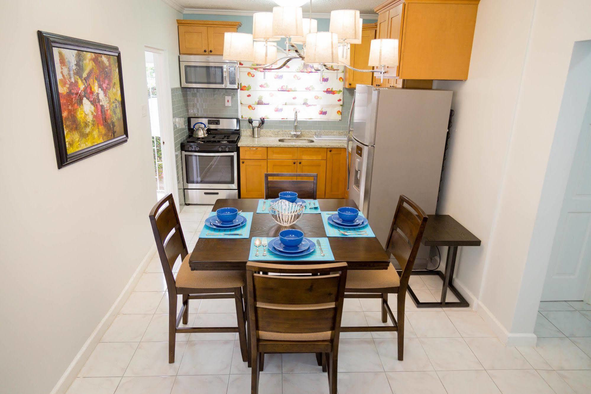 Centrally Located Guest Apartments كينغستون المظهر الخارجي الصورة
