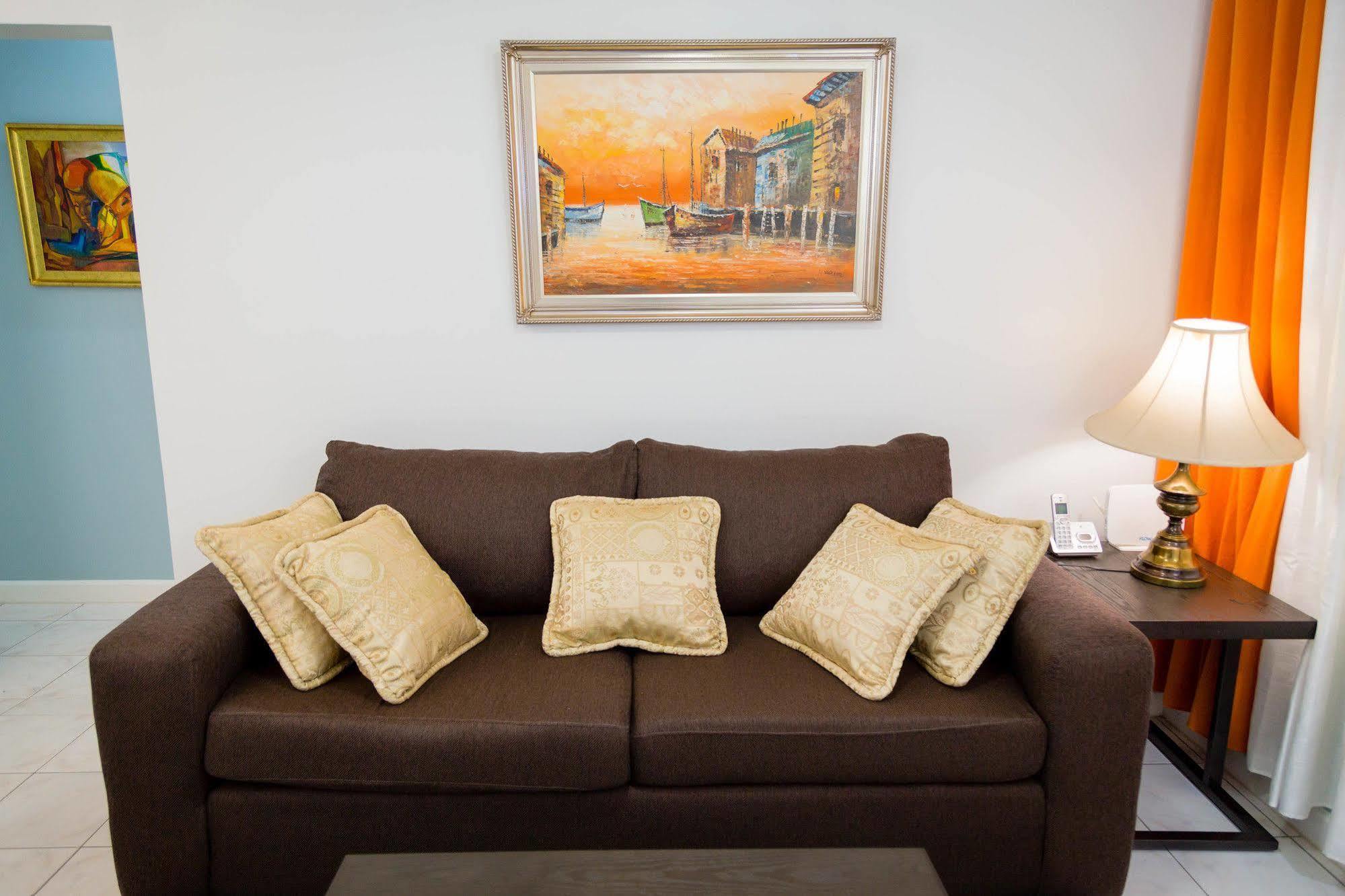 Centrally Located Guest Apartments كينغستون المظهر الخارجي الصورة