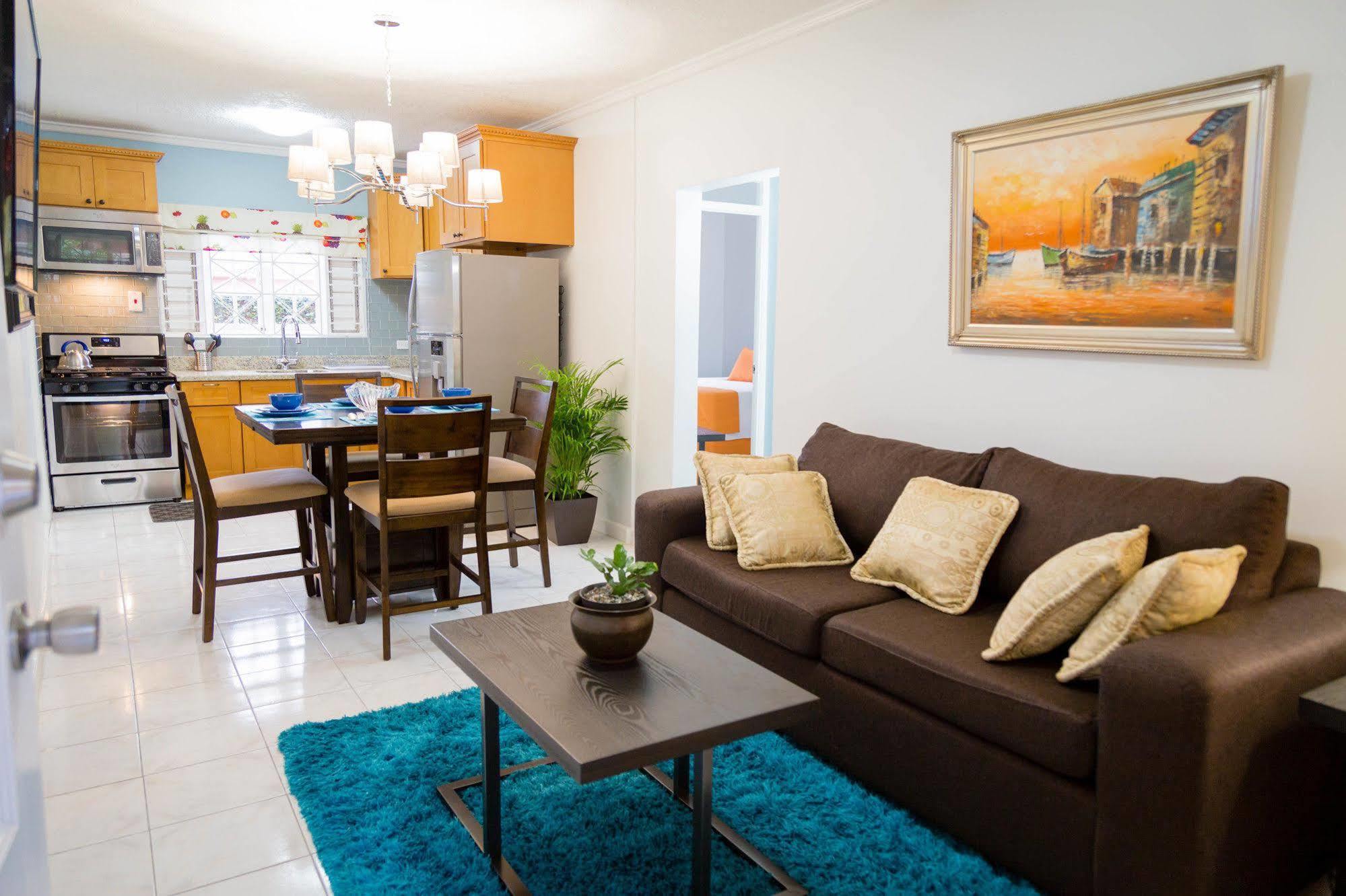 Centrally Located Guest Apartments كينغستون المظهر الخارجي الصورة