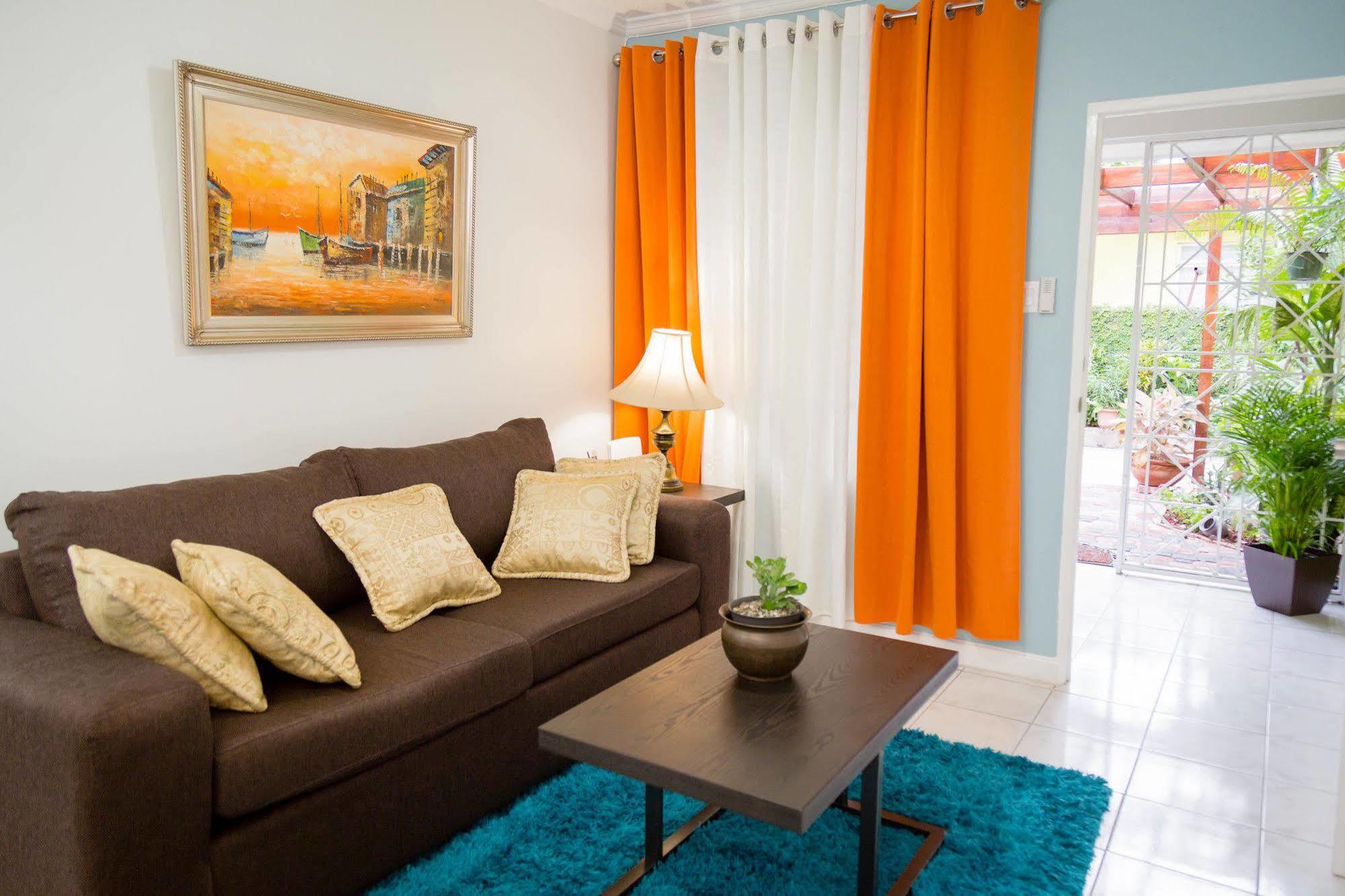 Centrally Located Guest Apartments كينغستون المظهر الخارجي الصورة