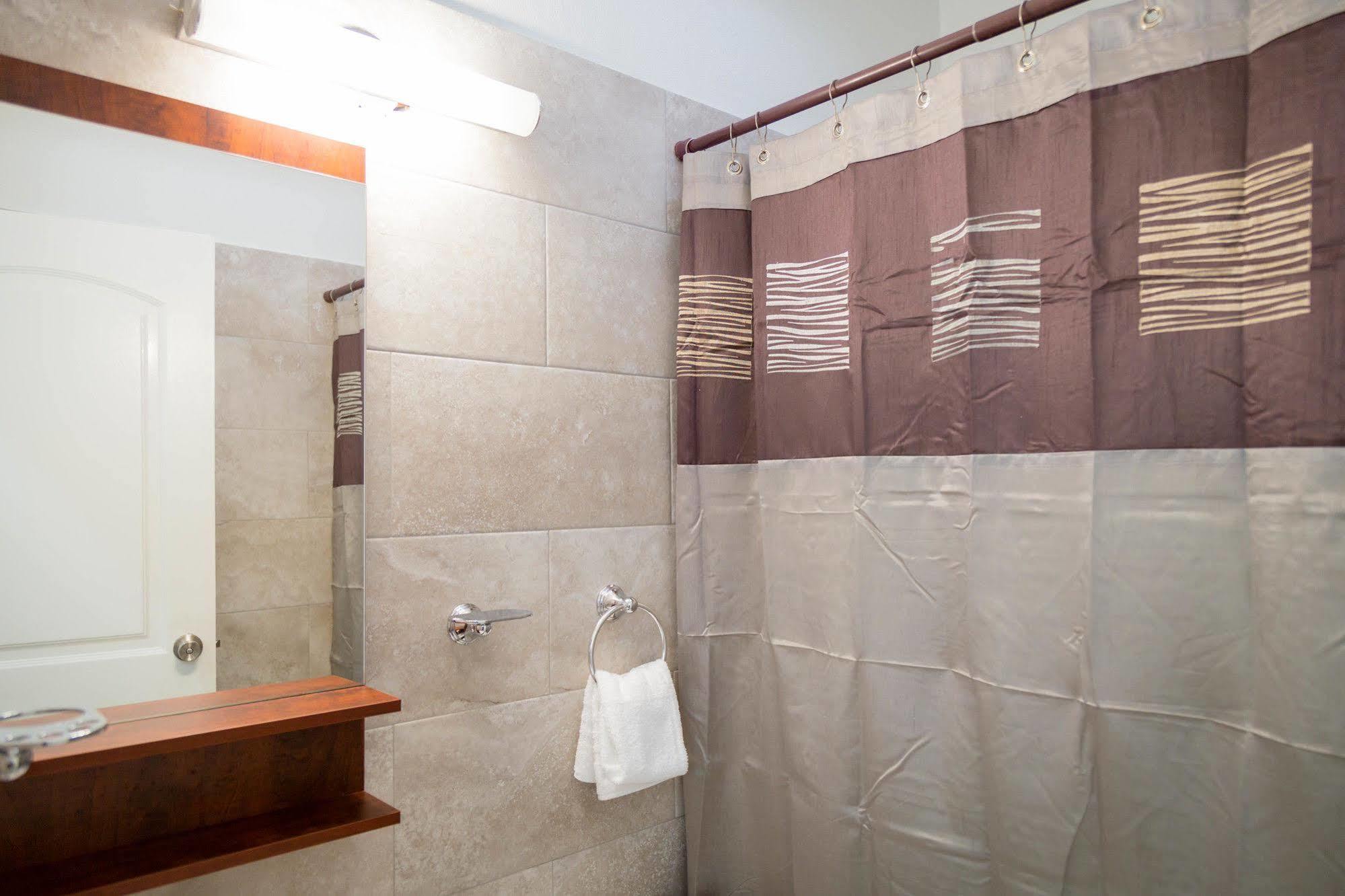 Centrally Located Guest Apartments كينغستون المظهر الخارجي الصورة