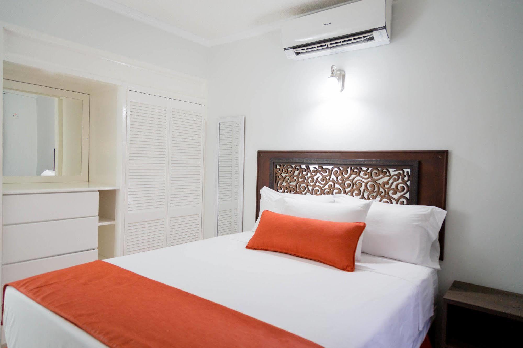 Centrally Located Guest Apartments كينغستون المظهر الخارجي الصورة